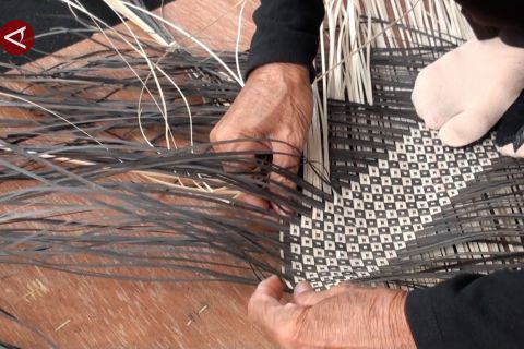 Melestarikan seni menjawet uwei di Festival Budaya Palangka Raya