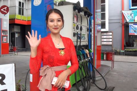 Karyawati SPBU di Palangka Raya berkebaya untuk peringati Hari Kartini