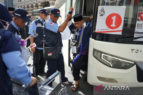 Jamaah calon haji Indonesia gelombang pertama tiba di Madinah