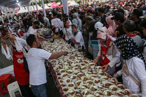 Pembagian 4.478 soto khas Semarang gratis
