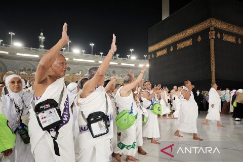 Jamaah calon haji Indonesia melaksanakan umrah wajib