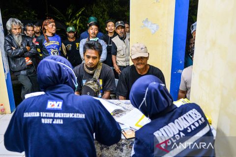 Tim DVI Biddokkes Polda Jabar ambil sampel keluarga korban ledakan amunisi milik TNI AD