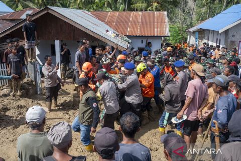 Evakuasi jenazah korban banjir bandang di Donggala