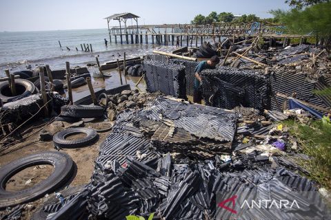 Sampah plastik limbah pabrik kotori kawasan Pantai Balongan Indah