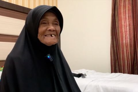 Berkenalan dengan jamaah tertua, Mbah Sutiah yang berusia 107 tahun