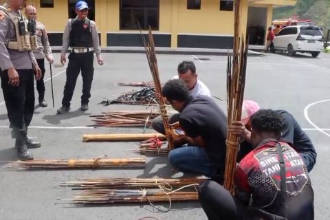 Jelang putusan MK, TNI-Polri razia alat perang di Puncak Jaya
