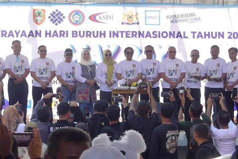 Ribuan pekerja di Kalsel antusias meriahkan pasar murah di Hari Buruh