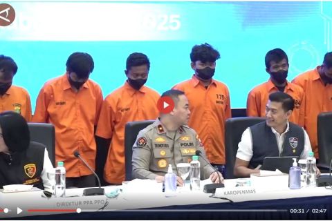 Satu dari enam tersangka terkait grup Facebook “Fantasi Sedarah” dari Bengkulu- VIDEO