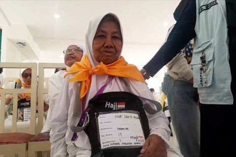 Nabung sejak 1996, nenek penyapu jalan di Ternate bisa naik haji