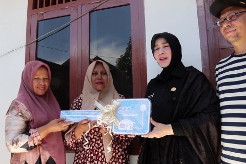Pemko Banda Aceh serahkan dua rumah layak huni ke warga kurang mampu
