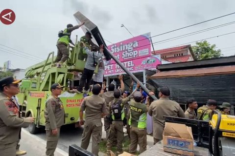 Satpol PP Palangka Raya tertibkan tiang reklame di atas drainase
