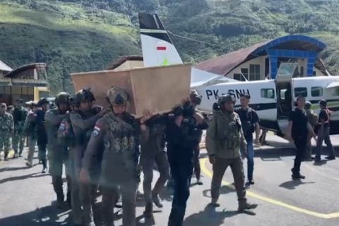 Polisi laporkan dua Brimob gugur akibat aksi tembak KKB Terius Enumbi