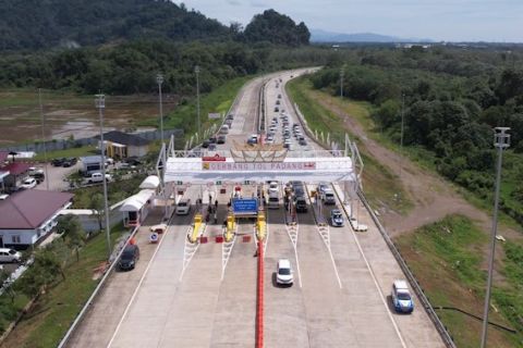 Ruas tol Padang-Sicincin mulai beroperasi penuh meskipun masih gratis