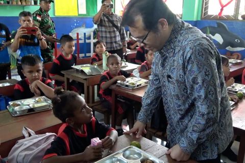 Wamen Komdigi tinjau kualitas makan bergizi gratis di Jayapura