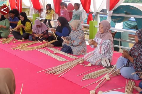Adu cepat anyam ketupat kenalkan wisata tradisi di Samarinda