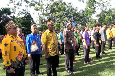 Peringati Hardiknas, Pemkot Jayapura gelar upacara berpakaian adat