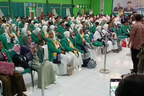 Jamaah calon haji Tulungagung masuki Asrama Haji Embarkasi Surabaya