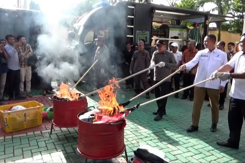 Kejari Kendari musnahkan 133 barang bukti beragam tindak pidana