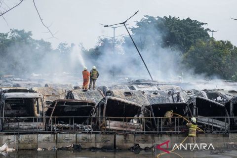 Percikan api pengelasan picu kebakaran 50 bus Transjakarta bekas di Terminal Rawa Buaya