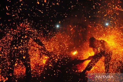Tradisi perang obor di Jepara