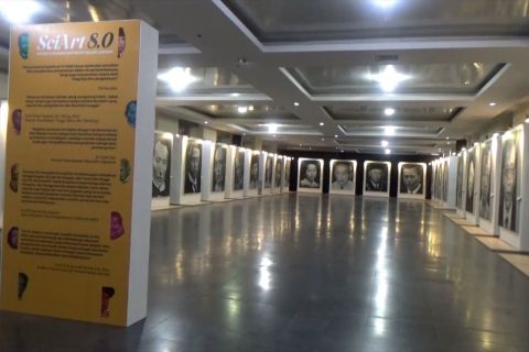 Pameran lukisan kisah inspiratif ilmuwan dalam goresan hitam putih