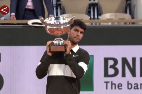Alcaraz sabet gelar Roland Garros usai pecahkan rekor laga terlama