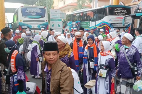 Jamaah haji debarkasi Surabaya ungkap kebahagiaan lepas dari teror bom