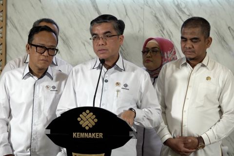 Kemenaker pastikan bantuan subsidi upah cair mulai hari ini