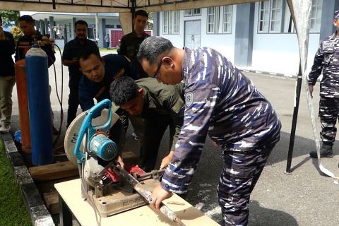Lantamal Ambon musnahkan senjata api dan amunisi sisa konflik 1999