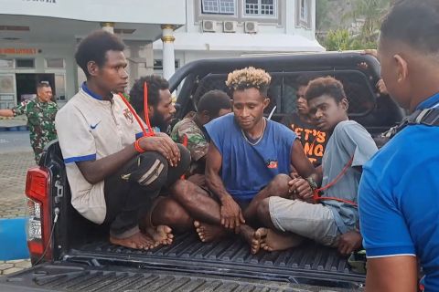 Selundupkan BBM dan masuk ilegal, TNI AL Jayapura amankan enam WNA