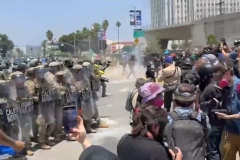 Pasukan Garda Nasional AS bubarkan massa demonstrasi keimigrasian
