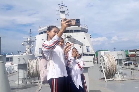 Warga Ternate antusias kunjungi KRI Teluk Wondama yang berlabuh