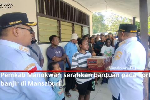 Pemkab Manokwari serahkan bantuan pada korban banjir di Mansaburi