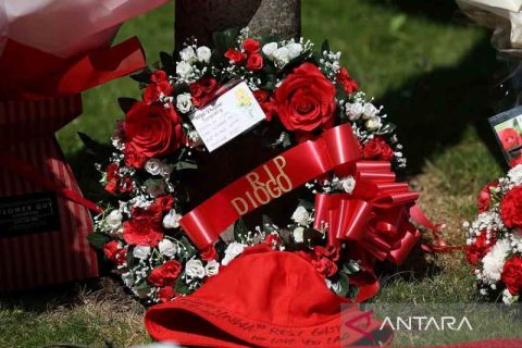 Karangan bunga dan penghormatan untuk Diogo Jota di Stadion Anfield Liverpool