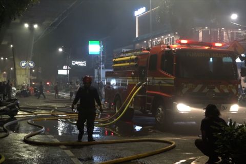 38 mobil damkar dikerahkan padamkan kebakaran di Pasar Taman Puring