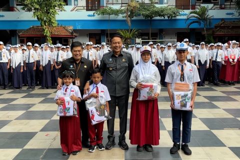 Pemkot Malang bagikan 16.500 paket seragam gratis bagi siswa baru
