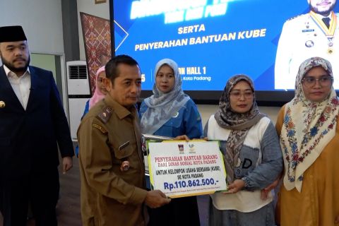 Pemkot Padang serahkan bantuan bagi KUBe dukung kemandirian ekonomi