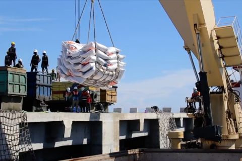 Bulog siap salurkan bantuan beras 10 kg per bulan pada Juli