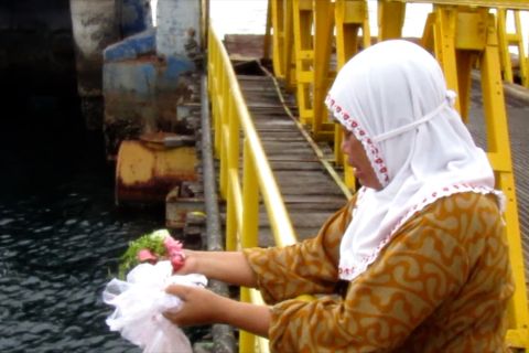 Doa di atas dermaga, harapan keluarga untuk 29 penumpang yang hilang