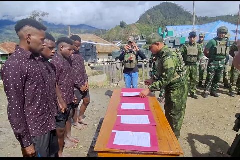 Empat anggota KKB Puncak ikrar setia kembali ke NKRI