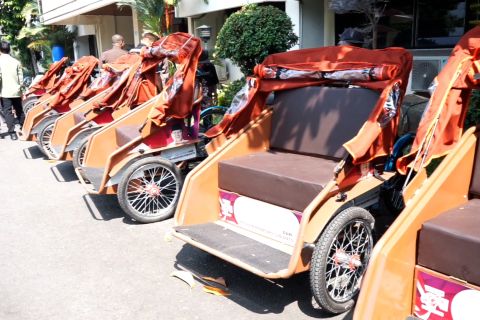 Becak listrik dari Presiden dahulukan tukang becak sepuh di Pekalongan