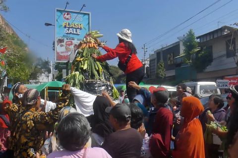 Ratusan pedagang Kliwon Temanggung gelar Kirab Wilujengan Pasar