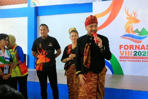 Kenakan pakaian adat Lombok, Wamen Giring motivasi atlet FORNAS VIII