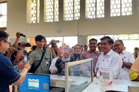 Menaker tinjau penyaluran BSU di Makassar, tegaskan tidak untuk judol