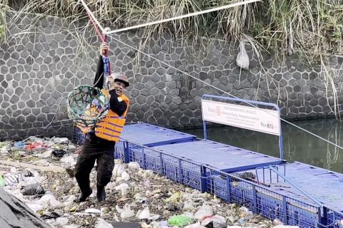 Pemkot Solo terima bantuan trash barrier guna tangani sampah di sungai