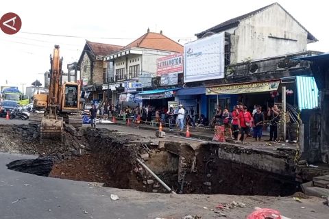 Jalan amblas di jalur utama Gilimanuk-Denpasar, sebagian akses ditutup