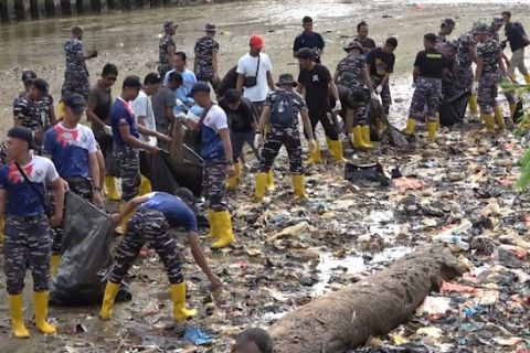 Satgas Trisila TNI AL gelar aksi bersih sampah di Kali Anafre Jayapura