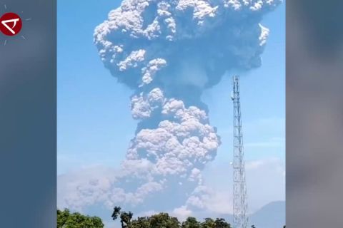 Gunung Lewotobi Laki-laki kembali erupsi, tinggi kolom abu capai 18 km