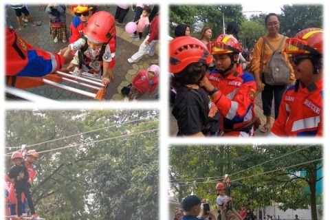 Serunya bermain flying fox bersama damkar di CFD Solo