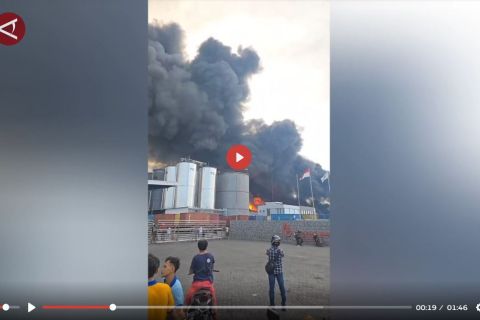 Kebakaran pabrik minyak goreng Medan berhasil padam, 2 petugas terluka - VIDEO